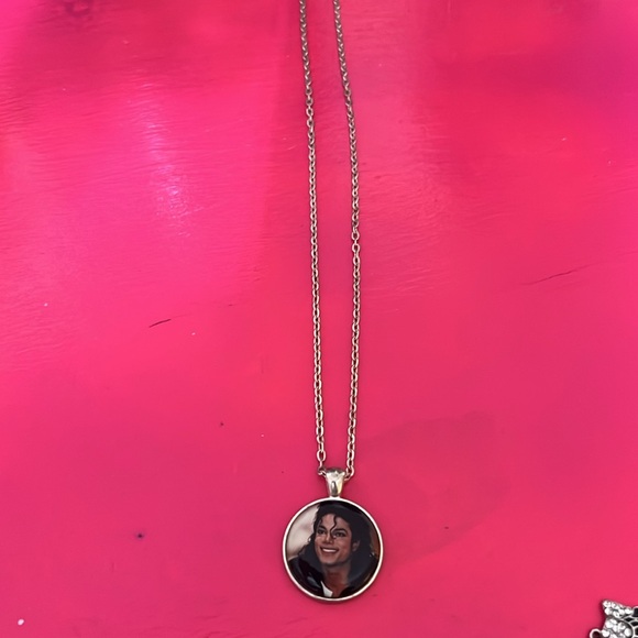 Michael Jackson necklace and charm bracelet - Picture 2 of 6